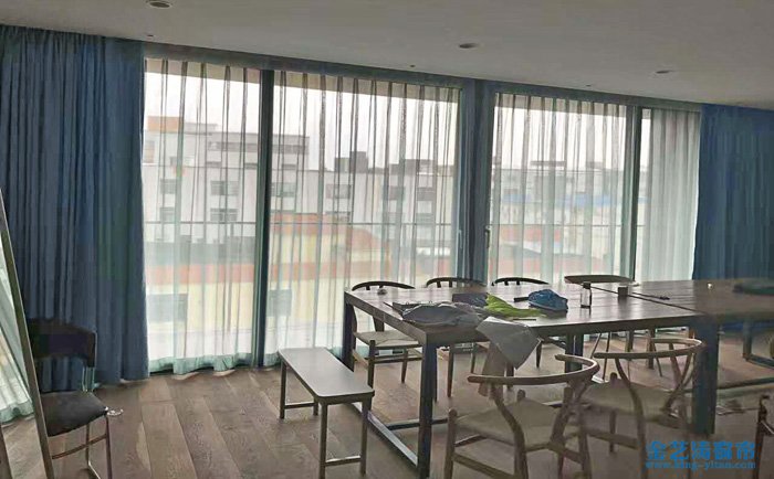 家里用的窗簾是卷簾好還是布藝窗簾好? 布藝窗簾